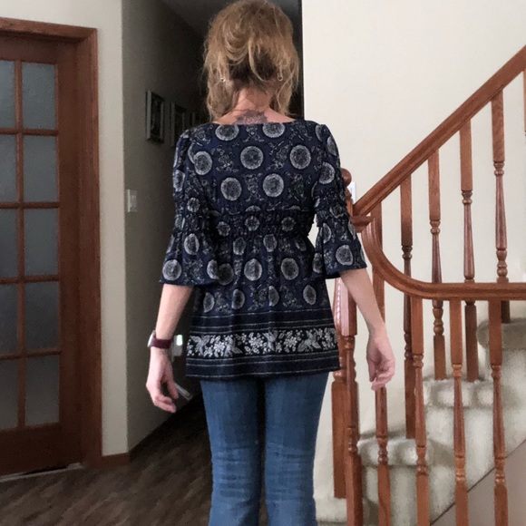 Bell sleeve pretty blue/black top - Picture 9 of 10